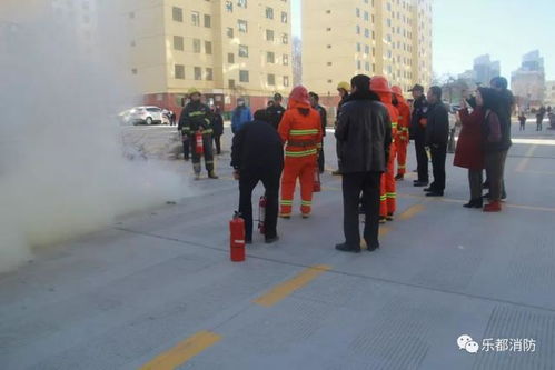 居民参与社区消防演练学习使用灭火器