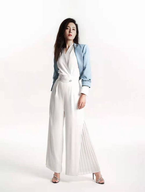 曾黎身穿高定礼服亮相活动