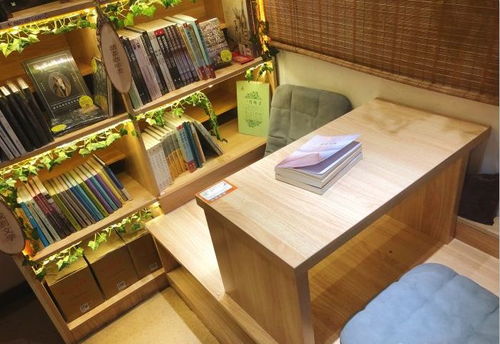 一个安静思考的人坐在窗边