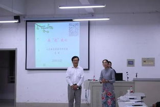 王海丽在做心理咨询的场景图