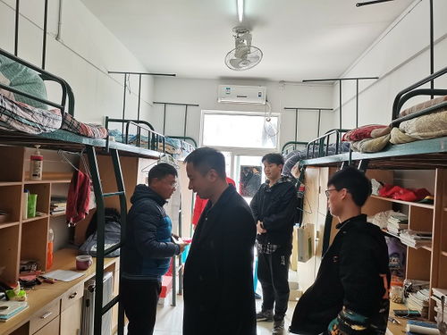 辅导员在宿舍与学生谈心