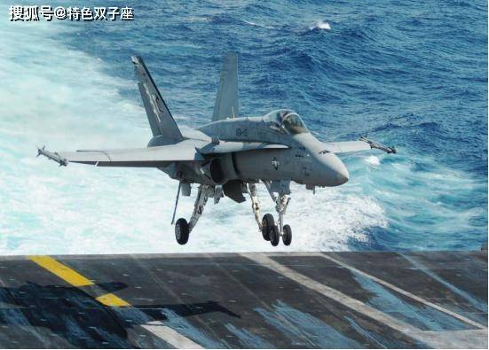 美军F/A-18舰载机在红海上空飞行