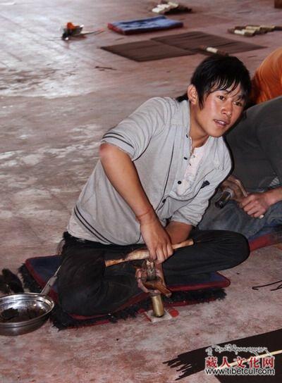 一位工人在工厂认真工作的身影