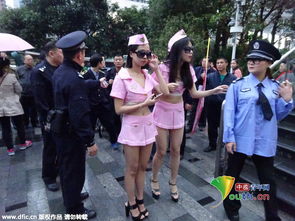 空姐在街头卖爆米花照片