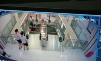 电梯内部监控画面截图显示一名戴面具女子靠近两个孩子