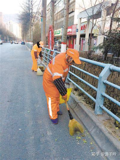 清晨的街道环卫工人正在清扫道路