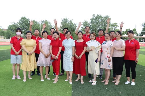 女孩与男孩合影