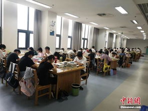 大学生在图书馆认真学习