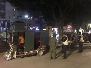 交警在云南红河蒙自市区处理车祸现场