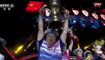 赵心童站在领奖台上举起奖杯