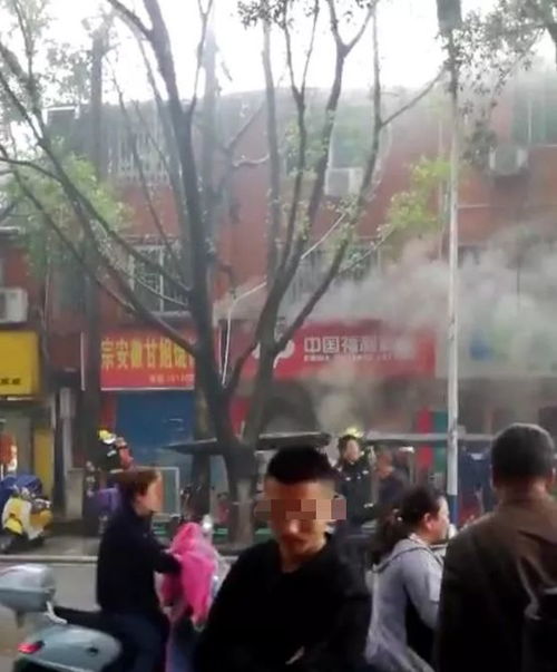 温岭美食城火灾瞬间直击：火势迅猛，浓烟遮天！