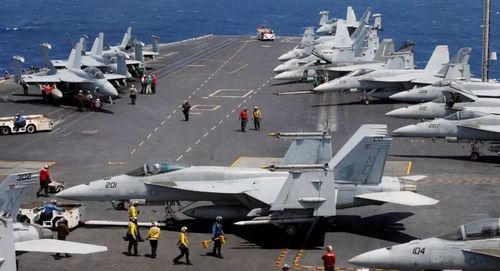 美军航母战斗群在红海海域航行