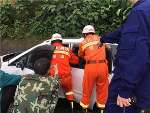 消防员救援被困顾客