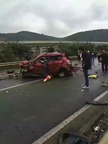 腾讯新闻热搜事件：轿车连撞多车，司机蒙头引热议！亲历者还原现场细节