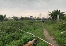 一名男子在河边查看事故现场