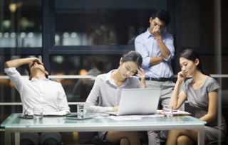 办公室里加班的年轻人