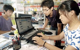 热烈讨论的年轻人