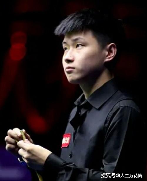 赵心童在比赛中与对手握手