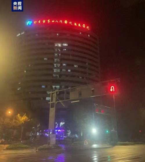 四川自贡火灾后坍塌楼宇IMG