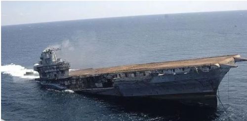 美军航母甲板作业