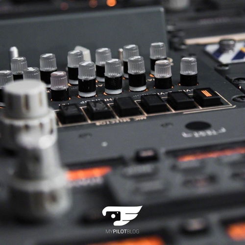 领克900驾驶舱细节展示