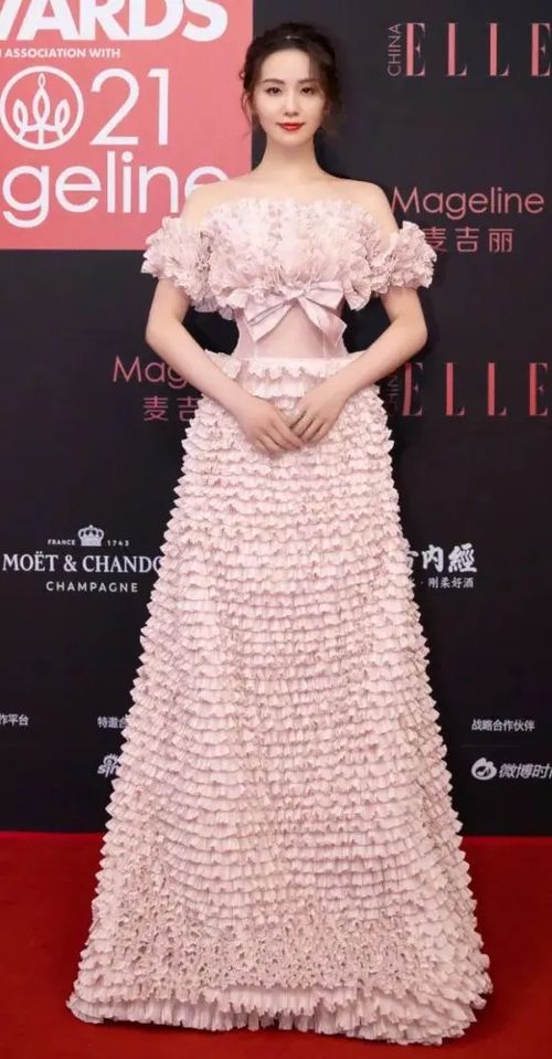 热巴穿着传统服饰