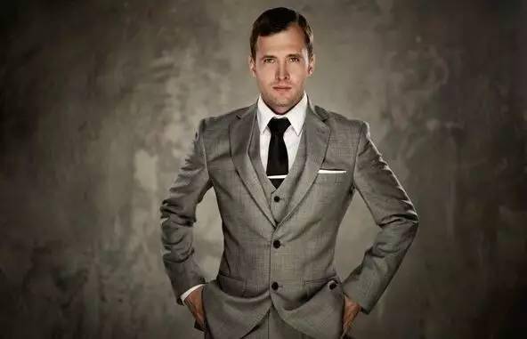 一位成熟的男士正在深思未来的发展