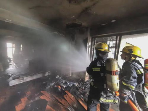 消防员在火场中搜救人员