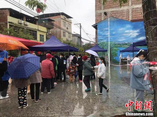 民众排队接受检测