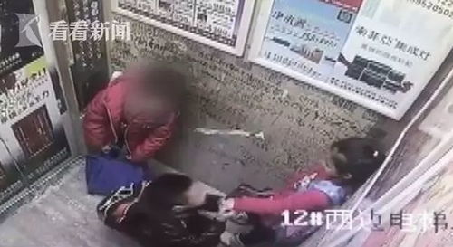 电梯内男童拖行女童的监控画面