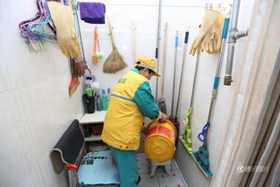 保洁员在厕所隔间里短暂休息