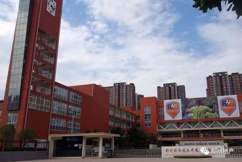 深圳某重点小学附近楼盘广告牌