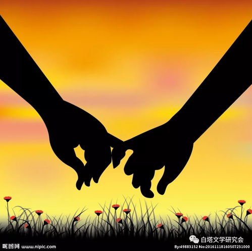 一群劳动者手牵手站在阳光下微笑