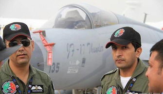 飞行员李伟接受采访照片