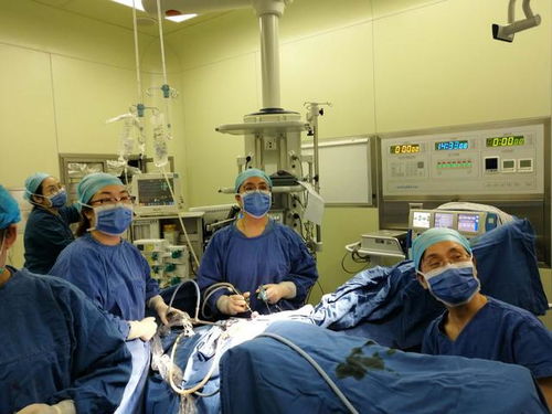 医生团队在手术室中讨论病情