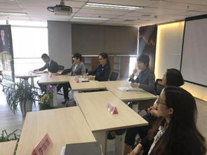 法律咨询现场律师正在讲解教育法规