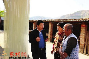 高旭与村民合影