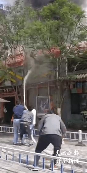 消防员正在扑灭温岭美食城火灾