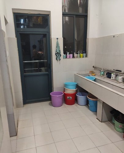 大学宿舍风波：女生捉奸被推下楼，校方回应来了！