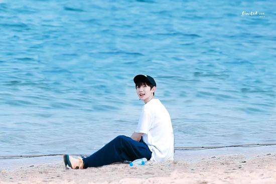 姚琛在海边沙滩自拍