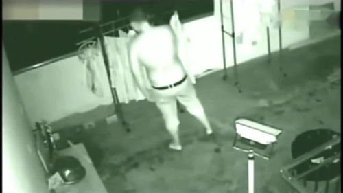 深夜阳台上独自练习的女生