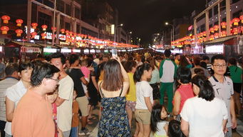 烟台夜市人潮涌动游客与博主互动直播中
