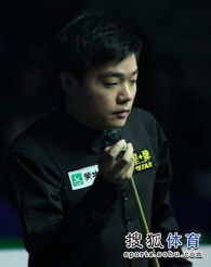 丁俊晖在比赛中眼神专注