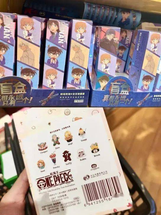 年轻群体围聚讨论收集盲盒经历