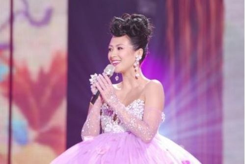 章子怡舞台意外摔倒已送医，网友呼吁给艺人多点空间