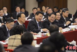 银行高管在办公室讨论改革方案