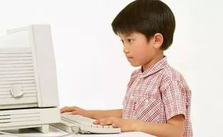 父母在电脑前帮孩子查资料