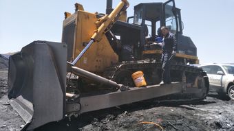 无人推土机作业现场