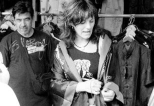 老外带大行李箱来华扫货，外交部回应背后的故事