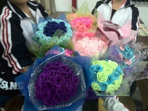 一束五颜六色的花束摆放在书桌上